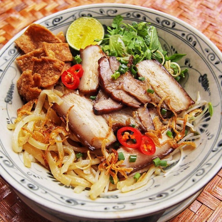 Hoàn thành món Cao Lầu Hội An