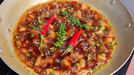 Ba rọi heo kho quẹt ăn cùng rau củ