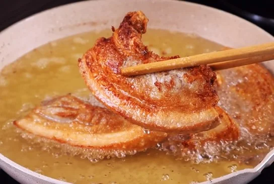 Ba rọi heo chiên mắm giòn ngon