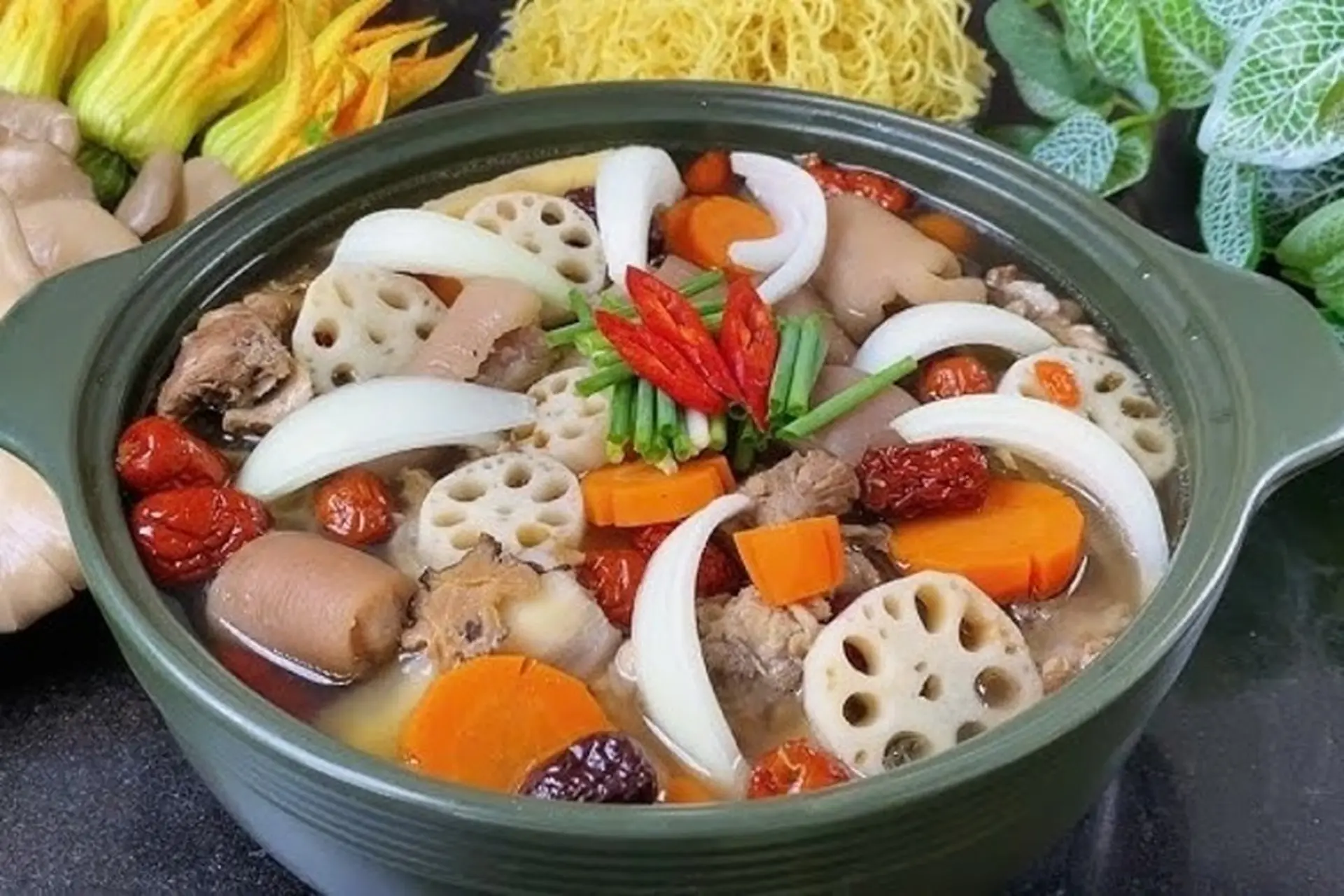 Cách làm đuôi heo hầm củ sen
