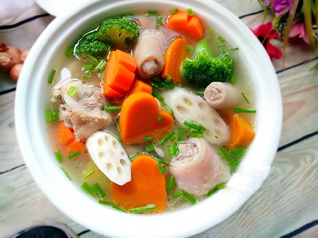 Món đuôi heo hầm củ sen hấp dẫn