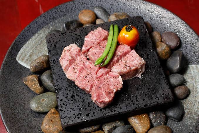 Thịt thăn bò làm bò nướng đá