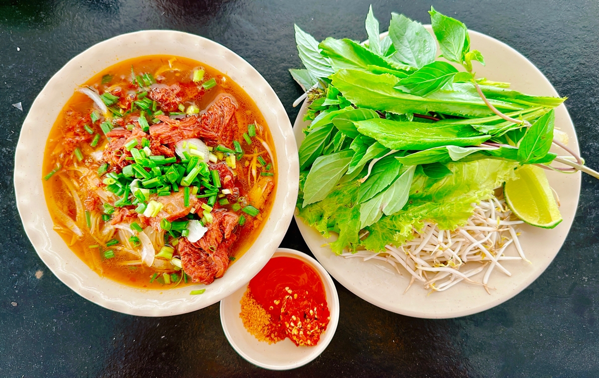 Hoàn thành món hủ tiếu bò kho nạm bò